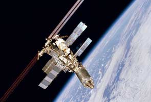 Space station to move to avoid debris