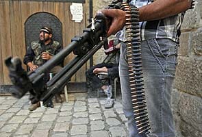 Outgunned Syria rebels turn to making own arms 