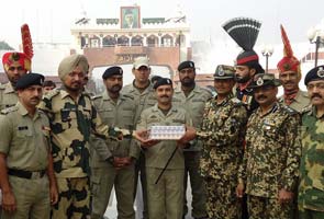 Indian, Pakistani guards exchange Diwali sweets