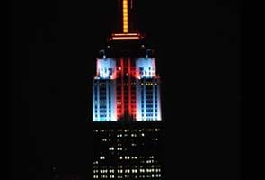 Empire State Building surprises New York with new lights 