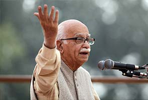 Advani offers prayers at Lord Venkateswara temple