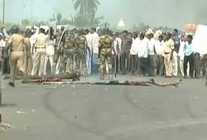 Sugarcane farmers' agitation turns violent in Maharashtra again; police jeep torched, buses damaged