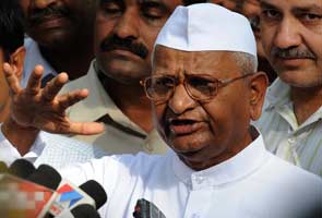 Anna Hazare meets Bedi, Patkar, Hegde in Delhi