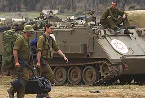 Israel pulls back from Gaza, invasion force intact