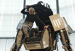 Japanese man's childhood dreams give birth to giant robot