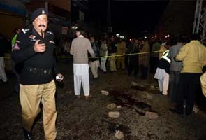 Suicide bomber kills 23 people in Pakistan