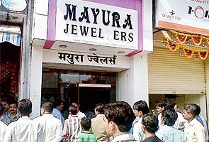 Four goons rob jewellery store in broad daylight