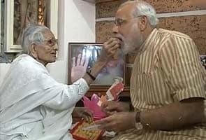 Narendra Modi meets his mother, says he wants her blessing