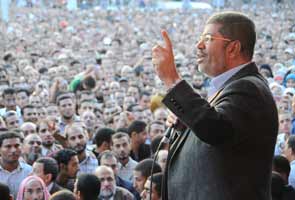 Mohamed Morsi gives Egypt army police powers ahead of referendum