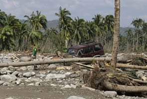 Philippines typhoon toll tops 700, hundreds missing