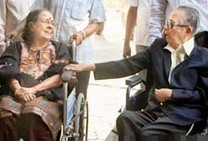 Bal Thackeray called us before he died:  RK Laxman's wife  