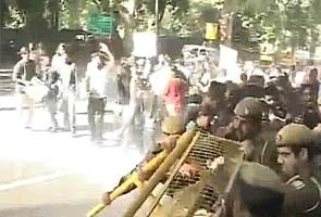 Delhi gang-rape: Angry protesters face water canons at Delhi chief minister's home