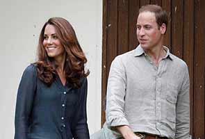 Prince William visits pregnant Kate in hospital