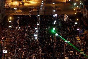 Egyptian protesters penetrate barrier at President Morsi's palace