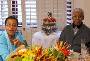 Nelson Mandela 'in good spirits' as family visits