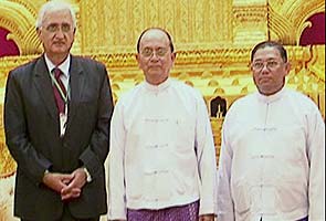 Salman Khurshid visits Bahadur Shah Zafar's mausoleum in Myanmar