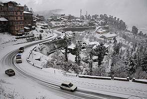 Snow in nearby hills of Shimla, Manali triggers rush of tourists