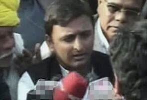 Chief Minister Akhilesh Yadav, top BJP leaders visit martyr Hemraj's house; family calls off fast