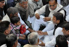 UP Chief Minister Akhilesh Yadav, top BJP leaders visit martyr Hemraj's house; family calls off fast