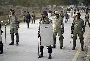 Pakistan police fire tear gas at Islamabad protesters