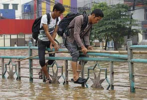 Floods paralyse Indonesian capital, heavy rains continue