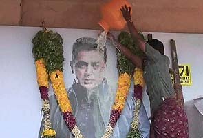 Standing by Kamal Haasan: fans offer cheques, stars offer tweets
