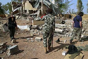 French seal off Mali's Timbuktu, rebels torch library