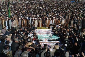Pakistan Shi'ites to bury bomb victims after meeting PM
