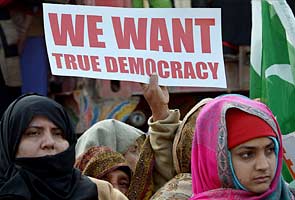 Political turmoil in Pakistan: one-two punch for Asif Ali Zardari, govt