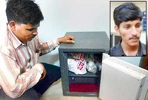 Car driver foils robbery, returns stolen safe to cops