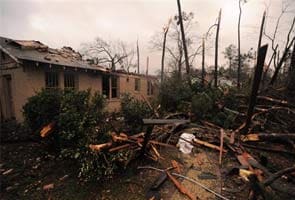 Homes wrecked, dozen hurt in Mississippi tornado 