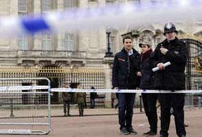 Armed man arrested outside Buckingham Palace 