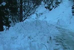 Snow shuts Jammu-Srinagar National Highway, avalanche warning issued