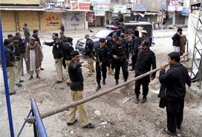 Bomb kills ten people in north-west Pakistan 