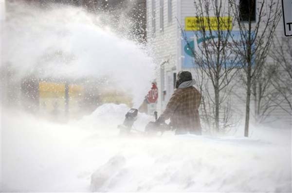 US blizzard: 1 dead, 600, 000 without power; thousands of flights disrupted