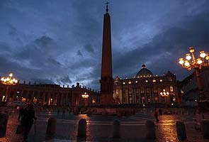 Among pilgrims on pope's final Sunday, a sense of malaise