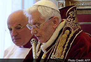 Pope Benedict makes first appearance since shock resignation
