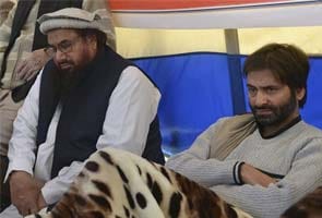 Afzal Guru hanging: moderate separatist leader Yasin Malik shares stage with Hafiz Saeed in Islamabad