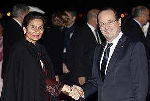 In India, French president Francois Hollande pushes $12 billion fighter jet deal