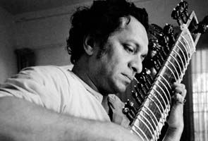 Daughters Anoushka and Norah accept Ravi Shankar's posthumous Lifetime Grammy