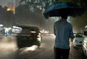 Continuing rains bring back chill in Delhi