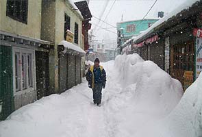 Snow, rain hits life in Kashmir 