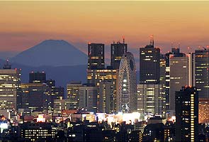 Earthquake shakes buildings in Tokyo