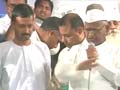 Anna Hazare meets Arvind Kejriwal, asks him to call off fast