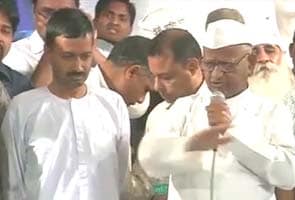 Anna Hazare meets Arvind Kejriwal, asks him to call off fast