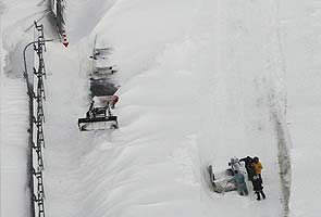 Snow kills eight people in Japan