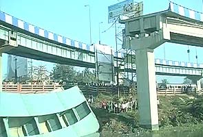 Large portion of Kolkata flyover collapses
