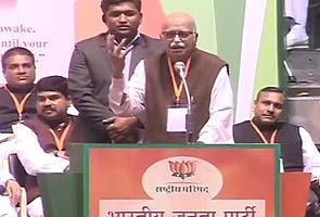 LK Advani ignores Narendra Modi, praises Sushma Swaraj 