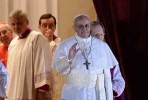 New pope Jorge Mario Bergoglio delivers first blessing, asks world for prayers