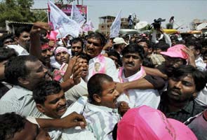 Telangana stir disrupts traffic along NH7, hundreds arrested